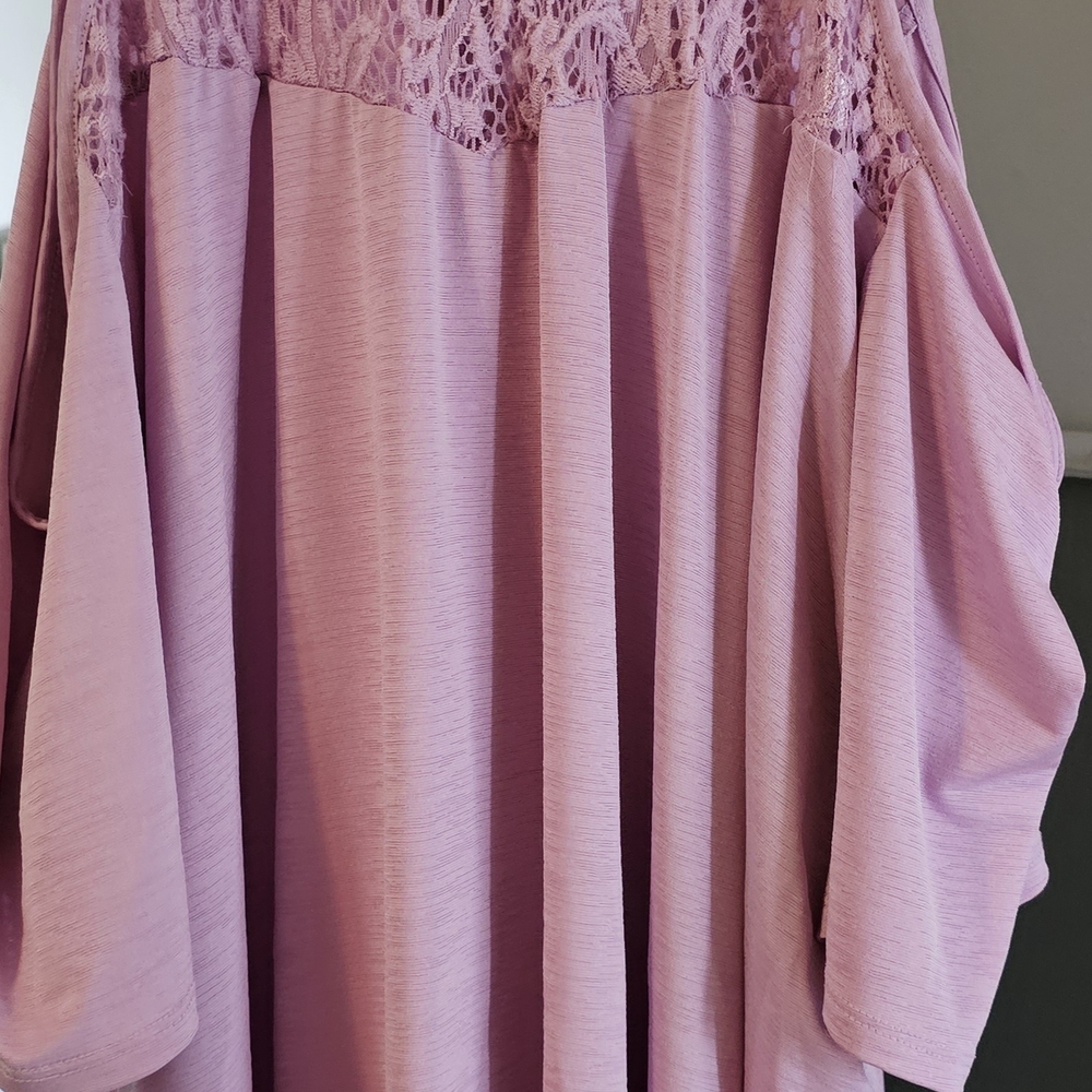 26/28 Cato Lavender Knit Top w/ Lace Yoke. Pairs perfect w/ Floral pants! SPRING